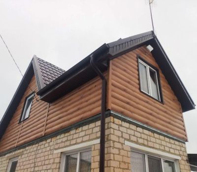 Облицовка сайдингом мансардного этажа садового дома