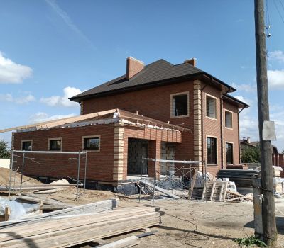 Двухэтажный коттедж с подвалом и гаражом