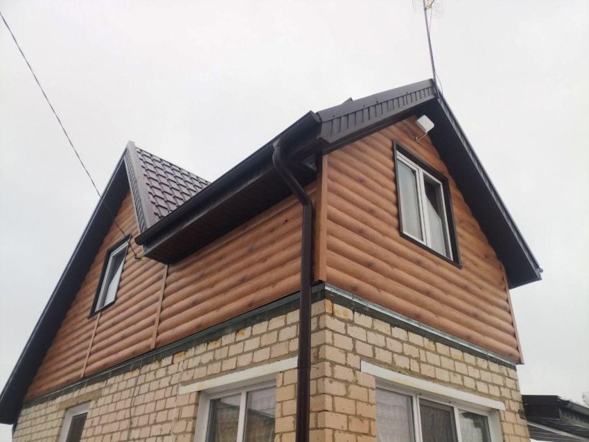 Облицовка сайдингом мансардного этажа садового дома