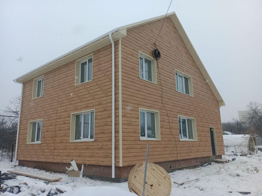 Фасад двухэтажного дома в СНТ «Любитель»