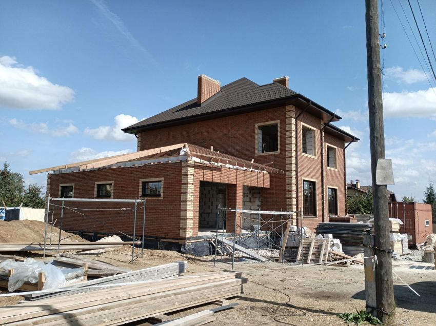 Двухэтажный коттедж с подвалом и гаражом